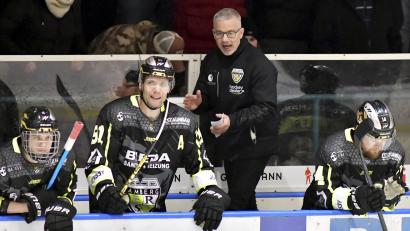 Bild: Hubert Ziegler
Dirk Salinger (Zweiter von links), der Trainer des ERSC Amberg, strebt mit seiner Truppe in der Bayernliga zumindest einen Pre-Play-off-Platz an.