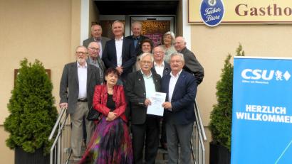 Bild: Hans Kormann/exb
Der Kreisverband der Senioren-Union ehrt Jubilare (von link): Werner Naundorf, Hans Braun, Gerhard Seitz,
Bezirksvorsitzende Evi Bauer-König, CSU-Kreisvorsitzender Harald Schwartz, Franz Weiss, Kreisvorsitzender Helmut Fischer, Christa Franz, Herbert Demleitner, Christine Sommer, Landesvorsitzender Franz Meyer und Leo Kurz.