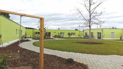 Bild: Portner
Die Bungalows der Sozialtherapeutischen Einrichtung (STE) in Schönsee reihen sich um den grünen Innenhof mit Sommerlinde.