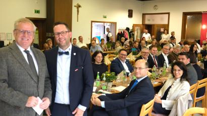 Bild: Rudolf Hirsch/exb
Schwandorfs Oberbürgermeister Andreas Feller und Kreishandwerksmeister Florian Danzl (von links) heben bei der Festversammlung die Bedeutung des Handwerks im Landkreis Schwandorf hervor.