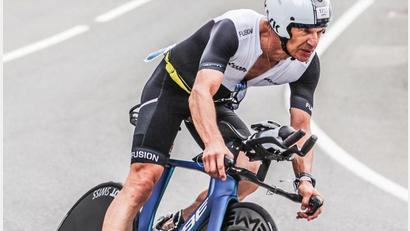 Bild: Sportfotograf.de/Richthammer
Lothar Richthammer auf seinem Cube-Triathlon-Rad beim Ironman 70.3. in Zell am See.