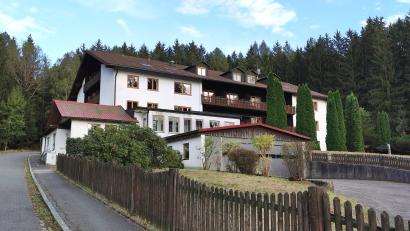 Bild: Portner
Idyllisch am bewaldeten Stadtrand von Schönsee gelegen: Das ehemalige Hotel „Drechselberg“ wird ab 2025 zur Asylunterkunft für bis zu 75 Geflüchtete.