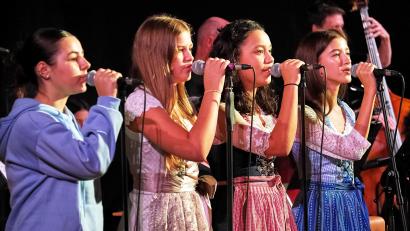 Bild: Peter Ringeisen
Die Chorsolistinnen brillierten mit dem Lied "Fever!", von links: Rada Evloeva, Klara Urmann, Greta Gleißner, Lina Schmalzl.