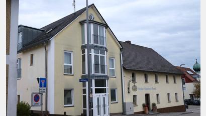 Bild: Hirsch
Der Familienbetrieb Fenzl in Steinberg am See wird den Gasthof (rechts) höhengleich zum bestehenden Hotel (links) aufstocken und dort weitere Übernachtungsmöglichkeiten schaffen. .