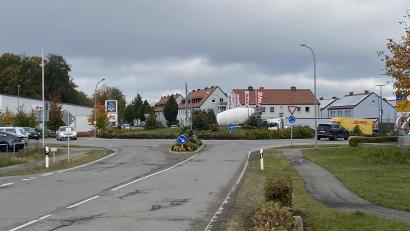Bild: dob
Noch fahren Autos auf dem Kreisverkehr. In zwei Wochen ändert sich das, dann wird die Straße saniert.