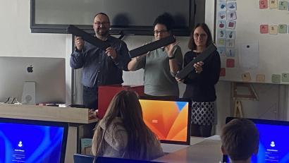 Bild: thn
Die Firma Cherry, vertreten durch Content-Managerin Frau Alberdörder (Mitte) stattete die Schule mit Handballenauflagen für die Arbeit am PC aus. Darüber freuten sich Schulleiter Holger König (links) und Studienrätin Tatjana Walter (rechts)