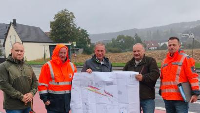 Bild: Marleen Wartha/exb
Bei der offiziellen Baueinweisung vor Ort an der Staatsstraße 2040 bei der Goethestraße in Witzlhof (von links): Tommy Dörner (Inklusionsbeauftragter der Gemeinde Poppenricht), Peter Hüttner (Staatliches Bauamt Amberg-Sulzbach), Hermann Böhm (Bürgermeister von Poppenricht), Manfred Lubrich (Ingenieurbüro Lubrich) und Thorsten Fiedler (Richard Schulz Tiefbau GmbH & Co. KG).