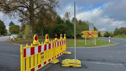 Bild: ui
Die Windischeschenbacher Straße am Stadtrand von Neustadt bleibt bis Anfang November gesperrt.
