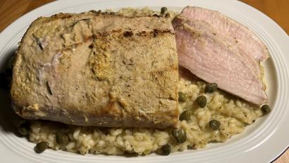 Bild: Michael Schiffer
Den Schweinerücken in Scheiben schneiden und sofort mit dem Kapern-Risotto servieren.