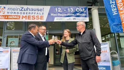 Bild: Gabi Schönberger
Stoßen auf eine hoffentlich erfolgreiche Bau- und Immobilienmesse in Weiden an: Oberbürgermeister Jens Meyer, Stefan Pschorn (Verkaufsleitung Außendienst Oberpfalz-Medien), Projektleiterin Ramona Nägele (Mattfeldt+Sänger Marketing und Messe AG) und Markus Schopper für operative Abläufe (von links).