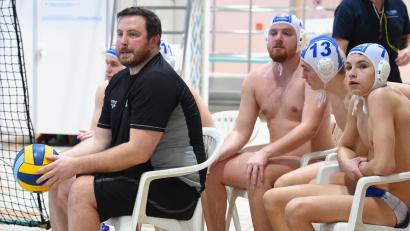 Bild: btg
Trainer Sean Ryder (links) und die Weidener Wasserballer starten mit einem Pokalspiel in Hannover.