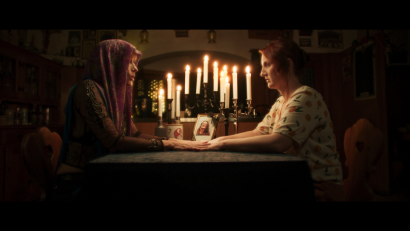 Bild: Stonewood Film e.V.
Der Film "Hundslinger Hochzeit" läuft ab Januar im Kino. Produzentin Christina Baumer (rechts) übernimmt auch die Hauptrolle. Hier in einer Szene mit Schauspielerin Kathrin Anna Stahl.