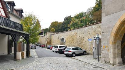 Bild: Petra Hartl
Die Stadtmauer im Bereich der Jesuitenfahrt. Dort könnte mit zwei Impulsprojekten begonnen werden: Auf einer Länge von zehn Metern könnte der nicht mehr vorhandene Wehrgang in einer zeitgenössischen Variante ergänzt werden.