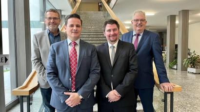 Bild: Gabi Schönberger
Leitender Oberstaatsanwalt Bernhard Voit (links) und Landgerichtspräsident Josef Weidensteiner (rechts) mit ihren Pressesprechern Matthias Bauer (Zweiter von links) und Florian Bauer.