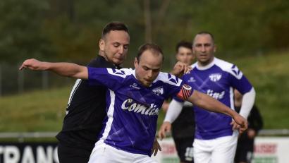 Archivbild: ham
Simon Polster (vorne) und der TSV Detag Wernberg müssen am Sonntag zum Auswärtsspiel beim TSV Stulln. Da auch Tabellenführer Schwarzenfeld ein schweres Spiel vor der Brust hat, könnte Wernberg mit einem Sieg Boden gut machen.