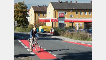 Bild: Wolfgang Steinbacher
Auch hier, an der Raigeringer Straße, sind die Straßenübergänge für Fahrradfahrer rot markiert.