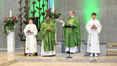Bild: fpoz
Pater Jo (Zweiter von links) mit Stadtpfarrer Bernd Philipp (Zweiter von rechts) bei seiner Vorstellung in der neuen Kirche Sankt Sebastian.