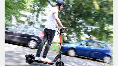 Symbolbild: Roland Weihrauch/dpa
Die beliebten E-Scooter dürfen nur mit einem gültigen Versicherungskennzeichen gefahren werden.