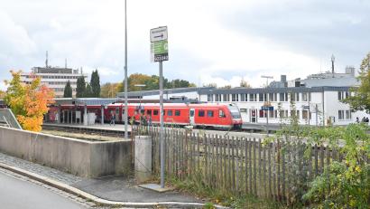 Bild: Petra Hartl
Die Stadt Amberg möchte zusammen mit der Bahn einen barrierefreien Rad- und Fußweg unter den Gleisen vom Mariahilfbergviertel zum Bahnhof bauen.