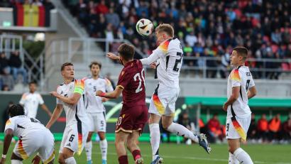 Bild: Daniel Löb/dpa
Deutschlands Maximilian Beier (Zweiter von rechts) trifft in dieser Szene per Kopfball zum 1:0.