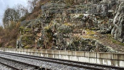 Archivbild: ihl
Sicherungsarbeiten am Problemfelsen an der alten Naab beginnen im November. Die Verbauung soll in etwa so ähnlich aussehen wie bei der Ledermühle in Nabburg (Bild). Dort wird sie allerdings 2026 durch ein Netz ersetzt.