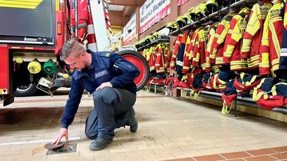 Bild: Gabi Schönberger
Kommandant Dominik Lang zeigt die Deckel der mittlerweile überholten und defekten Abgasabsauganlage im Neustädter Feuerwehrhaus. Die Stadt überlegt nun, ob sie angesichts der horrenden Kosten für einen Neubau, das bestehende Gebäude sanieren kann.