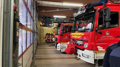 Bild: Gabi Schönberger
Die Größe der Fahrzeughalle passt für die Fahrzeuge der Neustädter Feuerwehr. Das ist einer der Gründe, die für eine Sanierung des Gebäudes sprechen. Doch Zuschüsse sind dafür aktuell nicht zu erwarten.