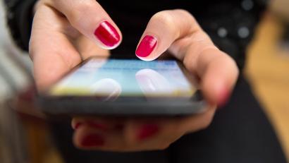 Symbolbild: Sebastian Gollnow/dpa
Liebesbetrug per Smartphone: Eine Frau aus dem Landkreis Schwandorf wurde um mehrere tausend Euro betrogen.