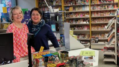 Bild: Portner
Immer fröhlich und hilfsbereit: Gabi Süß (links) und Bettina Bauer sind seit vielen Jahren im Schreibwarengeschäft am Oberviechtacher Marktplatz beschäftigt. Sie werden nach der Schließung zum 1. November in der Blenz-Filiale in Vohenstrauß arbeiten.