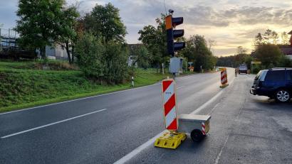 Bild: kaz
Auf der Bundesstraße 22 in Schönreuth stehen derzeit zwei Ampeln. Ab der kommenden Woche sollen sie bei Bedarf eingeschaltet werden.