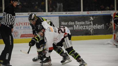 Archivbild: Andreas Brückmann
In der vergangenen Saison hat der ERSC Amberg den Meister aus Königsbrunn (weiße Trikots) mit 7:3 geschlagen.