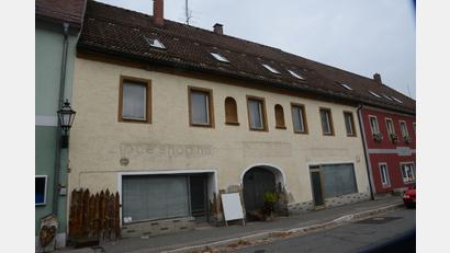 Archivbild: bey
Am optischen Zustand des Hauses Marktplatz 6 wird sich bis ins nächste Jahr hinein nichts ändern. Erst im Jahr 2026 sollen dafür die ersten 500.000 Euro für die Umsetzung des Ergebnisses der Machbarkeitsstudie eingesetzt werden.