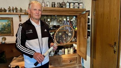Bild: Gabi Schönberger
Der Weidener Helmut Hecht mit einem Schläger, den ihm ein US-Soldat Anfang der 1950er Jahre aus den Vereinigten Staaten mitgebracht hat. Der 82-Jährige stand bis vor wenigen Wochen noch für den 1. FC Nürnberg auf dem Tennisplatz.
