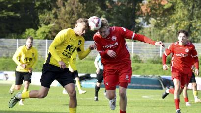 Bild: Hubert Ziegler
Kopf-an-Kopf: Noah Majdic (links) vom FC Amberg im Nahkampf mit Moritz Bruckmaier (rechts) im Spiel gegen den 1. FC Passau. Viel körperlicher Einsatz ist von den Ambergern gefordert, wenn sie Zählbares vom SV Schwandorf-Ettmannsdorf mitnehmen wollen.