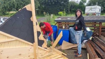 Bild: Isabell Smith/exb
Manuel Hollender und Isabel Smith beim Aufbau der Grillkota.