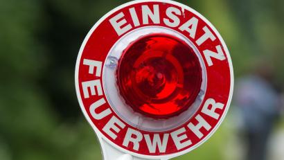 Symbolbild: Armin Weigel/dpa
Die Feuerwehr probt am Sonntag auf dem Gelände der Firma Schott den Ernstfall.