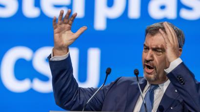 Bild: Peter Kneffel /dpa
Markus Söder, Vorsitzender der CSU, spricht auf dem Parteitag der CSU.