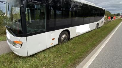 Bild: Polizeiinspektion Schwandorf/exb
Unmittelbar vor dem Shuttlebus krachen drei Bäume auf die Fahrbahn. Der Fahrer weicht in den Straßengraben aus. Ein Fahrgast wird dabei leicht verletzt.
