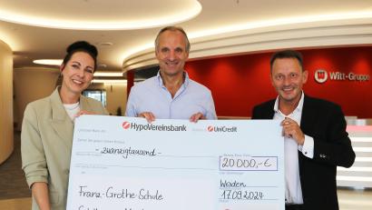 Bild: Witt-Gruppe/Dennis Hofacker 
Patrick Boos, Vorsitzender der Geschäftsführung der Witt-Gruppe (Mitte), übergibt einen Scheck über 20.000 Euro an Corinna Maaß, Leiterin der Musikschulverwaltung, und Oberbürgermeister Jens Meyer.
