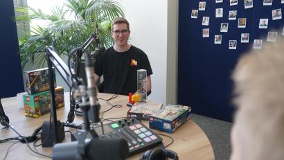 Bild: Laura Fröhler
Der Gewinner der fünften Staffel der Unterhaltungsshow "Lego Masters" auf RTL, Julian Thoma, ist zu Gast im Pixel-Popcorn-Podcast.