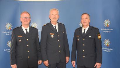 Bild: fz
Thomas Hecht (links) ist der neue Chef der Polizeiinspektion Weiden. Polizeipräsident Thomas Schöniger heißt ihn willkommen und dankt dem bisherigen Leiter, Markus Fuchs (rechts), der nach Regensburg geht.