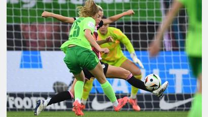 Bild: Swen Pförtner/dpa
Schuss ins Glück: Vivien Endemann trifft sehenswert zum 1:0 für Wolfsburg.