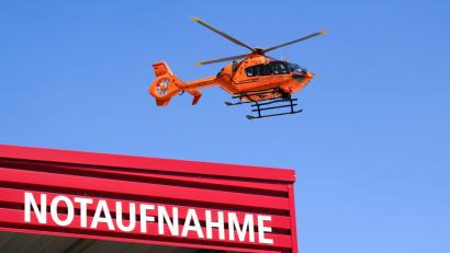 Symbolbild: Julian Stratenschulte/dpa
Ein Rettungshubschrauber flog den Verletzten in ein nahegelegenes Krankenhaus.
