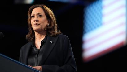 Bild: Mark Schiefelbein/AP/dpa
Kamala Harris hat es kurz vor der US-Präsidentschaftswahl erneut auf das Cover der Modezeitschrift „Vogue“ geschafft. (Archivbild)