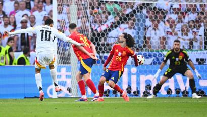 Bild: Tom Weller/dpa
Marc Cucurella stoppt den Schuss von Jamal Musiala (l) mit seinem Arm.