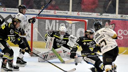 Bild: Hubert Ziegler
ERSC-Torhüter Pancur Timotej (Mitte) stand gegen den EHC Königsbrunn oft im Mittelpunkt. Trotz der vier Gegentore zeigte er eine gute Leistung.