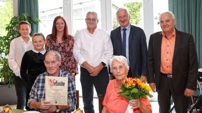 Bild: njn/exb
Das Jubelpaar Wolfgang und Marianne Kanbach feierte Eiserne Hochzeit. Dazu gratulierten neben der Familie Bürgermeister Johannes Reger (Zweiter von rechts) und stellvertretender Landrat Günter Kopp (rechts).