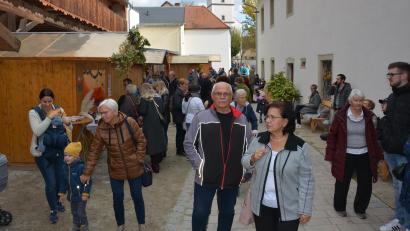 Archivbild: jr
Ganz schön was los war im vergangenen Jahr beim 1. Konnersreuther Herbstmarkt im Schafferhof. Heuer wird das Angebot noch größer ausfallen. Willkommen sind Besucher am Sonntag, 20. Oktober, von 10 bis 17 Uhr.