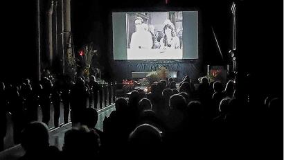 Bild: Kunz
Rund 100 Besucher lachen über den tollpatschigen Harold Lloyd als frischgebackener Student.