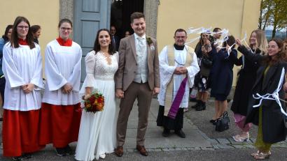 Bild: jr
Kirchlich geheiratet haben am Samstagnachmittag in der Kleinen Kappl Magdalena Stein und Christoph Wührl. Das Bild zeigt sie beim Verlassen der Kirche mit Pfarrer Konrad Amschl. Mit dabei Freunde, Bekannte und die Familie des Brautpaares.